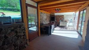 eine Küche mit Steinwand und Glasschiebetür in der Unterkunft Chalet Alina in Borşa