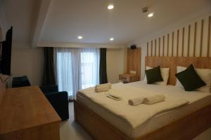 a bedroom with a large bed with two towels on it at Dünya Apart in Çaykara