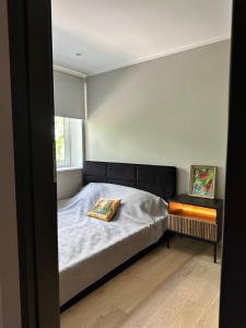 a bedroom with a bed and a window at Laitselossi tee Apartment in Laitse