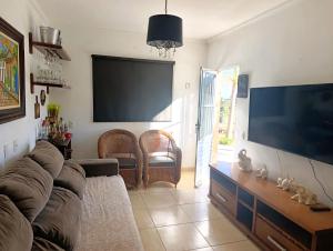 a living room with a large flat screen tv at Linda Chácara Próxima a Monte Verde in Camanducaia