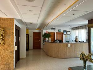 Die Eingangshalle eines Krankenhauses mit einem Empfangstresen in der Unterkunft Gran Hotel Spa Parque de Cazorla in Arroyo Frio
