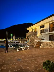 ein Gebäude mit Schwimmbad und einem Ferienresort in der Unterkunft Gran Hotel Spa Parque de Cazorla in Arroyo Frio