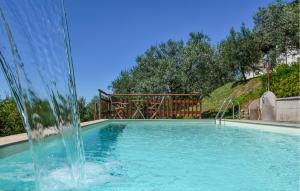 a fountain in the middle of a swimming pool at Casa La Coccinella in Nestore