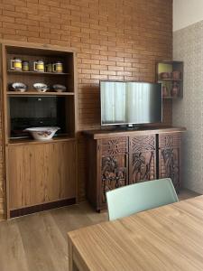 a entertainment center with a flat screen tv at La Terrazza d'Abruzzo in Guardiagrele