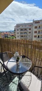 a table and chairs sitting on top of a balcony at Apartman Raj VV sa garazom Vrnjačka Banja in Vrnjci