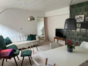 a living room with a couch and a table at Ferienhaus im Grünen in Weimar