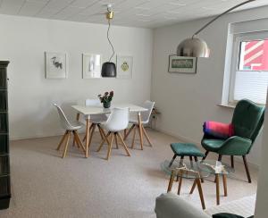 a dining room with a table and chairs at Ferienhaus im Grünen in Weimar