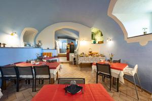a restaurant with tables and chairs in a room at Agriturismo Casa Turchetti -Nature & Pool & Relax tra Lunigiana, Nord Toscana e Cinque Terre in Comano