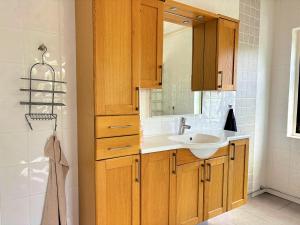 a bathroom with a sink and a mirror at Villa Dångebo in Tingsryd +41 photos