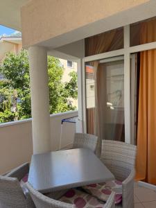 a table and chairs sitting on a balcony at Apartmani Petra i Igor in Makarska