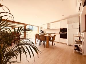 a kitchen and dining room with a table and chairs at Vila Class in Eforie Nord