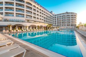 สระว่ายน้ำที่อยู่ใกล้ ๆ หรือใน Side Moon Palace Hotel