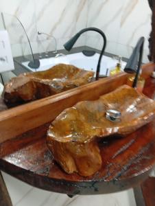 a wooden sink with a carved animal on it at Pousada Canto do Sossego in Brumadinho