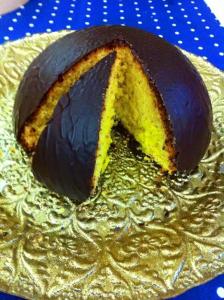 フランカヴィッラ・アル・マーレにあるB&B I Girasoliの金皿に乗ったチョコレートケーキ