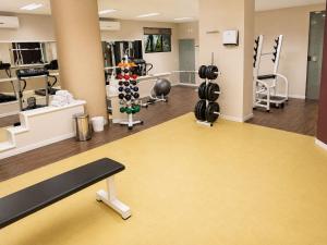 a fitness room with a gym with weights at Apartamento no Hotel Prinz in Joinville +10 photos