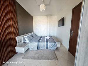 a small bedroom with a bed and a table at Ouida App in Oujda