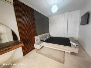 a small bedroom with a bed in a room at Ouida App in Oujda