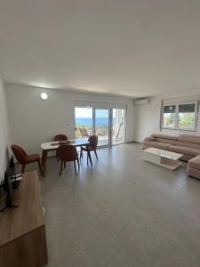 a living room with a couch and a table and chairs at Yapart in Utjeha