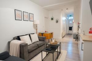 a living room with a couch and a table at Modern 3 Bed Flat - 3 En-Suites - Parking - near Wembley in Edgware