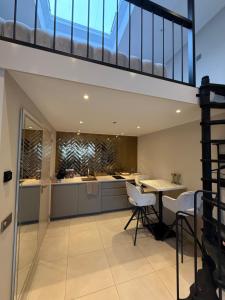 an open kitchen with a dining table and chairs at Villa B&B Bovenkarspel in Bovenkarspel
