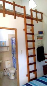 a bathroom with a ladder next to a toilet at Portón Azul in Montañita