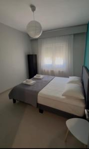 a bedroom with a bed with two towels on it at Mountain & Sea Escape in Leptokarya