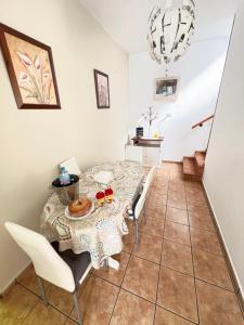 a dining room with a table and chairs at Casa Nazario Duplex in Los Llanos de Aridane