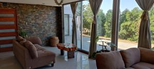 a living room with two couches and a table at la casa del cerro in Olmué +4 photos