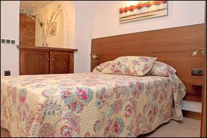 1 dormitorio con 1 cama con cabecero de madera en Estudio en el centro de Conil, en Conil de la Frontera