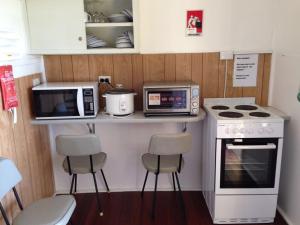 A kitchen or kitchenette at Major Innes Motel