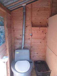 a outhouse with a toilet in the middle of it at Lomamökki Rantaniemi in Töfsala +11 photos