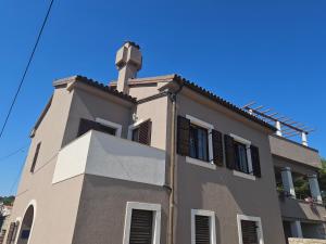 a building with a cross on top of it at Apartman Bukaleta in Loznati in Loznati