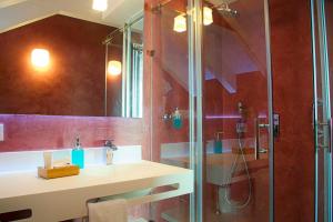 y baño con ducha, lavamanos y ducha. en Overland Suites Catedral, en Sevilla