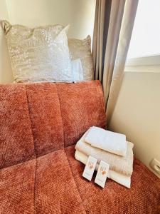 a couch with two towels on it with a window at Aytré plage in Aytré
