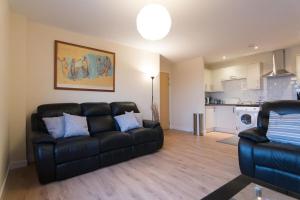 אזור ישיבה ב-Executive 2 Bed 2 Bath - Free Parking