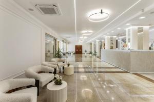 an office lobby with chairs and a reception desk at Hotel Condor in Mamaia