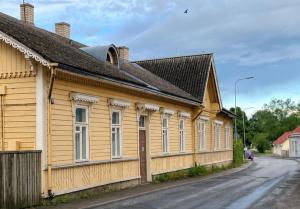 a wooden building on the side of a street at Vekšin Old Town & Promenade Apartment, Haapsalu in Haapsalu