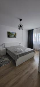 Un pat sau paturi într-o cameră la DaFi Apartament