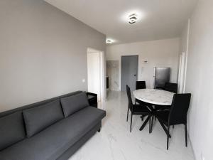 a living room with a couch and a table at Anthea - Loft Elegans in Lignano Sabbiadoro