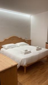 a bedroom with a bed with two towels on it at Casette Margherita in Fiera di Primiero