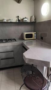 a kitchen with a stove and a white counter top at Mejor relación Precio Comodidad in San Diego