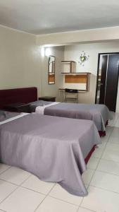 a hotel room with two beds and a couch at Mejor relación Precio Comodidad in San Diego