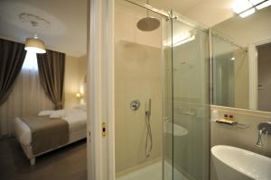 ein Badezimmer mit Dusche und Waschbecken und ein Bett in der Unterkunft Villa Zaccardi in Rom + 37 Fotos