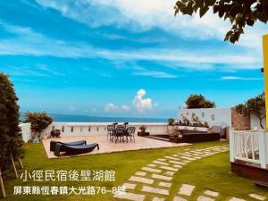 a view of the beach from the backyard of a house at Little Path Kenting in Eluan +19 photos