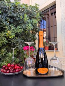 a bottle of wine and two glasses on a table at Depandance Eleonora in Oristano