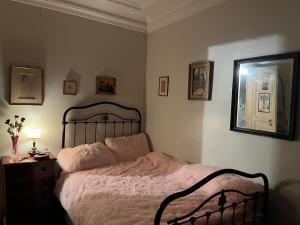 a bedroom with a bed and a mirror on the wall at Chambre à Montmartre in Paris