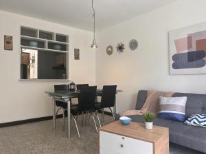a living room with a table and a couch at Apartamento Flor de Manila in Medellín