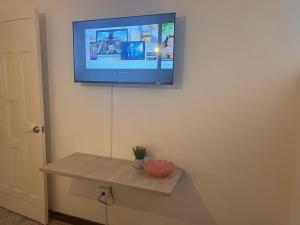 a flat screen tv hanging on a wall at Apartamento Flor de Manila in Medellín