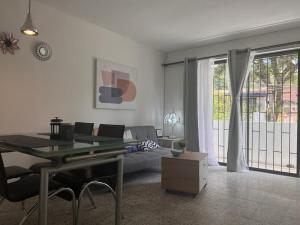 a living room with a table and a couch at Apartamento Flor de Manila in Medellín