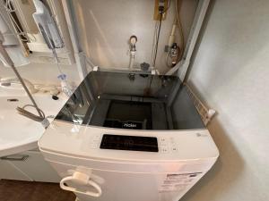a machine in a hospital room with a toilet at HAMARs ITOMAN HOUSE - ReFaｼｬﾜｰﾍｯﾄﾞ&ﾄﾞﾗｲﾔｰ完備 - 南部観光の拠点 - 1日1組限定 in Itoman